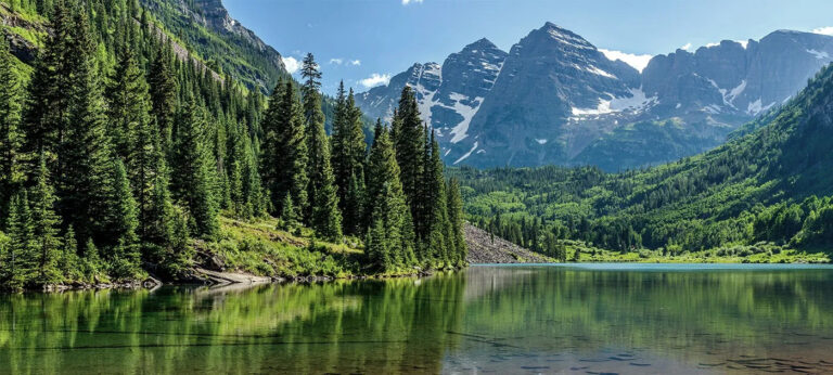 Image of Maroon Bells Lake in Aspen, Colorado.